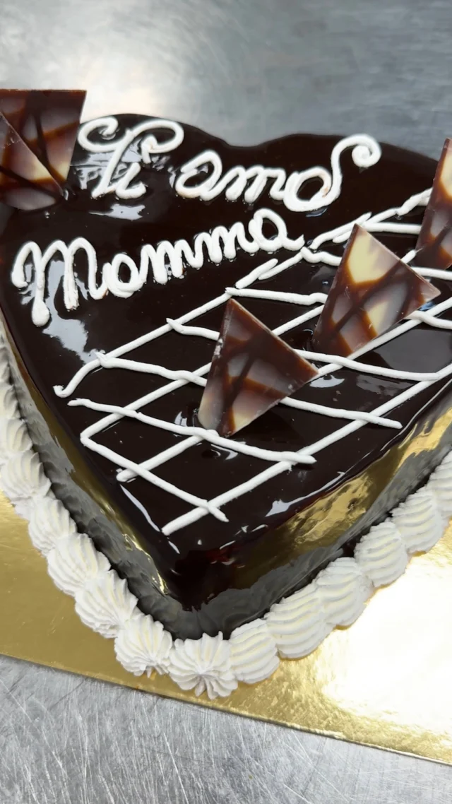 In pasticceria ogni dolce è un atto d’amore 💖🎂

Per la festa della mamma abbiamo preparato una torta dedicata a chi ci fa sorridere ogni giorno!

#Sole365