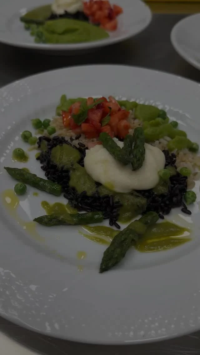 🌿✨ Un piatto vegetariano che unisce colori, sapori e creatività! 🍓🌱

Abbiamo abbinato due varietà di riso, il venere e l’integrale, con freschi vegetali primaverili, per un’esperienza visiva e sensoriale unica e divertente.

🥗 Ingredienti principali (per 2 persone):

- Riso Venere 60 g
- Riso Integrale 60 g
- Piselli freschi sgusciati 200 g
- Asparagi 200 g
- Fragole 100 g
- Cipollina fresca 1 pz
- Menta fresca (6 foglioline)
- Latte intero fresco pastorizzato 200 ml
- Farina 00 20 g
- Olio extravergine di oliva (EVO) 30 g (10 g per il roux e 20 g per le creme e saltare verdure)
- Asiago 120 g
- Sale, pepe e peperoncino q.b.

🍽️ Il risultato? Un piatto colorato e delizioso, bilanciato tra freschezza, dolcezza e un pizzico di piccantezza!

✨ Procedimento facile e creativo:
1️⃣ Cuoci i due risi separatamente e raffreddali.
2️⃣ Prepara le creme: con piselli freschi e con gambi di asparagi (leggermente piccante), usando cipollotto, olio EVO e un po’ d’acqua. Frulla il tutto.
3️⃣ Prepara la fonduta: fai una besciamella leggera con farina, olio EVO e latte fresco, aggiungi Asiago.
4️⃣ Marina le fragole con menta fresca e basilico.
5️⃣ Sbollenta le punte di asparago e parte dei piselli, poi saltali in padella con poco olio per renderli croccanti.
6️⃣ Impiatta con stile: forma un cerchio di riso bicolore (Yin e Yan), aggiungi le creme sul riso, completa con fonduta di formaggio, fragole marinate e asparagi croccanti. Decora con menta e un filo d’olio EVO.

🎥 Questa video ricetta è stata creata dagli studenti del Dipartimento di @agrariaunina della Federico II, nel loro laboratorio insieme al professor Raffaele Sacchi.

Perfetto per stupire, condividere e celebrare la primavera 🌷